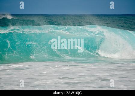 Surfer, die in Der Banzai-Pipeline an North Shore, Oahu Island, Haleiwa, Hawaii, USA, auf weltberühmten, krachenden Wellen reiten Stockfoto