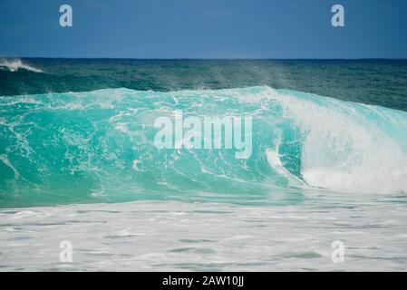 Surfer, die in Der Banzai-Pipeline an North Shore, Oahu Island, Haleiwa, Hawaii, USA, auf weltberühmten, krachenden Wellen reiten Stockfoto