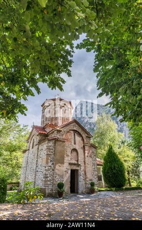 Kirche zur Heiligen Mutter Gottes (Sv Mala Bogorodica) Mazedonisch-orthodoxe Kloster im Matka-Dorf in der Nähe von Skopje, Nord-Mazedonien Stockfoto