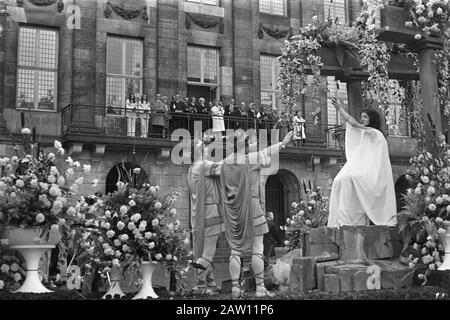 Königin Juliana und Prinzessin Grace von Monaco auf dem Balkon des Königspalastes zu blühen, Floatfahrten entlang des Palastes Datum: 16. September 1972 Schlüsselwörter: Balkone, Königinnen, Paläste Personenname: Gracia, Prinzessin von Monaco, Juliana (Königin Niederlande) Stockfoto