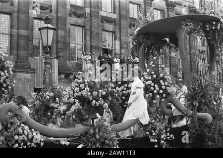 Königin Juliana und Prinzessin Grace von Monaco beobachten, wie sie von einem Balkon aus den Königspalast blühen, schwebt den Palast hinunter Datum: 16. September 1972 Schlüsselwörter: Bloemencrsos, schwebt, Balkons Paläste Personenname: Gracia, Prinzessin von Monaco, Juliana (Königin Niederlande) Stockfoto