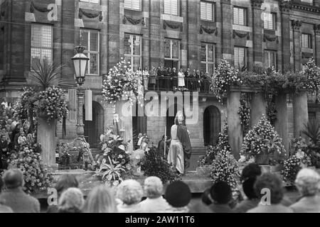 Königin Juliana und Prinzessin Grace von Monaco beobachten, wie sie von einem Balkon aus den Königspalast blühen, schwebt den Palast hinunter Datum: 16. September 1972 Schlüsselwörter: Bloemencrsos, schwebt, Balkons Paläste Personenname: Gracia, Prinzessin von Monaco, Juliana (Königin Niederlande) Stockfoto