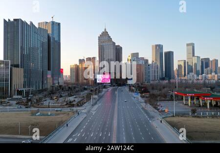 Liaoning, Liaoning, China. Februar 2020. Liaoning, CHINA-Luftfoto vom 5. Februar 2020 zeigt eine Straße in Shenyang, Provinz Liaoning.Um den Ausbruch einer Lungenentzündung zu verhindern und zu kontrollieren, die durch das neue Coronavirus verursacht wird, versuchen die einwohner shenyangs nicht zu erlöschen. Kredit: SIPA Asia/ZUMA Wire/Alamy Live News Stockfoto