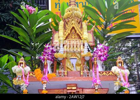 Opfergaben an einem typischen thailändischen Geisterhaus oder religiösen Schrein, dessen Ziel es ist, bösartige Geister in der Bucht zu halten, in Bangkok, Thailand, Südostasien Stockfoto