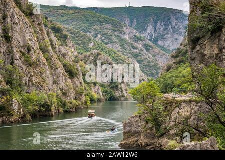 Boot, Kajakfahrer am Matka Lake im Matka Canyon bei Skopje, Nord-Mazedonien Stockfoto