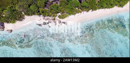 Anse Source D'Argent Panoramablick overhead Luftaufnahme in La Digue - Seychellen. Stockfoto