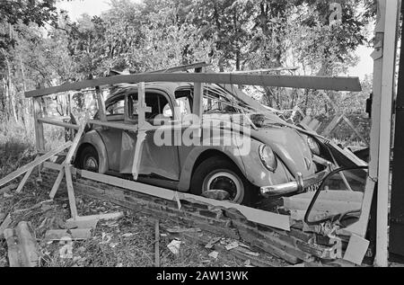 Explosion in der Munitionsfabrik in Muiden in der Garage, in der das Auto komplett durchgebrannt war Datum: 2. Juni 1966 Standort: Muiden Schlüsselwörter: Autos, Garagen, Munitionsfabriken, Explosionen Stockfoto