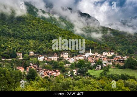 Moslem Dorf Jance (Janche), im Radika Flusstal, Mavrovo National Park, in der Nähe von Debar, Nord-Mazedonien Stockfoto