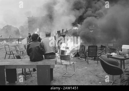 Clearance knackte ehemalige Empire-Bekleidungslager Conrad Street Amsterdam; sitzende Evakuierung angesehen Datum: 18. Juli 1988 Standort: Amsterdam, Noord-Holland Schlüsselwörter: Cracker Stockfoto