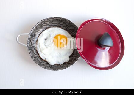 Direkt über dem Schuss Ei sonnig in Bratpfanne auf weißem Grund Stockfoto