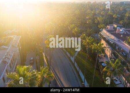 Atemberaubender Luftblick auf das Viertel Beverly Hills, das Beverly Hills Hotel und den Sunset Boulevard, umgeben von Palmen in Los Angeles, Kalifornien. Stockfoto