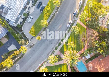 Nach oben Blick auf die Umgebung von Beverly Hills, Beverly Hills Hotel und Sunset Boulevard, umgeben von Palmen in Los Angeles, Kalifornien. Stockfoto
