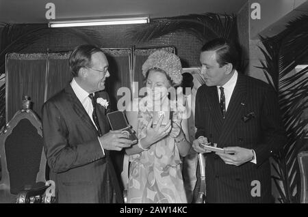 Empfang im Rathaus von Addis Abeba Prinz Bernhard Prinzessin Beatrix und Prinz Claus mit Got Juwelierdatum: 27. Januar 1969 Ort: Addis Abeba, Äthiopien Schlagwörter: Einnahmen, Stadthäuser Personenname Beatrix, Prinzessin, Bernhard, Prinz Claus, Prinz Stockfoto