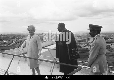 Staatsbesuch königliche Familie in Äthiopien Empfang im Rathaus in Addis Abeba; Königin Juliana, Bürgermeister Kentiba Zande Gebre Hiwot und Haile Selassie auf dem Dach Datum: 27. Januar 1969 Ort: Addis Abeba, Äthiopien Schlüsselwörter: Bürgermeister, Königinnen, Empfänge, Rathäuser Personenname: Haile Selassie, Kaiser von Äthiopien, Hiwot, Kentiba Zande Gebre, Juliana (Königin Niederlande), Juliana, Königin Stockfoto