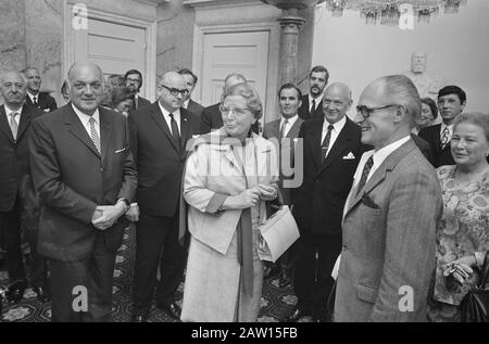 Königin Juliana empfängt Delegation des Internationalen Kongresses der Sängergewerkschaften, Soestdijk Königin Juliana im Gespräch mit Mitgliedern der Delegation Datum: 15. Juni 1971 Schlüsselwörter: Konferenzen, Delegierungen, Königinnen, Maisbelege Sänger Personenname: Juliana (Königin Niederlande) Stockfoto