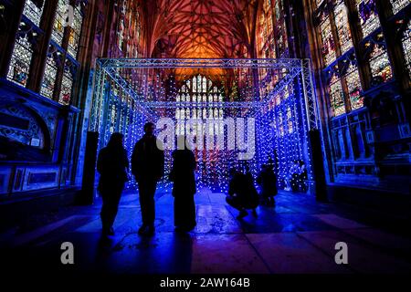 Die Menschen sehen, wo Licht ist, in der Lady Chapel in der Gloucester Cathedral, das aus Hunderten von einzelnen Lichtern besteht, die die Farben eines Regenbogens imitieren, während einer Erzählung und Musik, die von der Digital Arts Group, Squidsuppe, entworfen wurde. Stockfoto