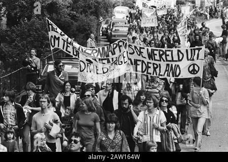 Demonstration in Soesterberg gegen Atomwaffen und Lagerung von Atomwaffen auf dem Flughafen Soesterberg Die Banner umfassen alle Nuklearwaffen weltweit ab - ab dem 18. Mai 1979 Standort: Soesterberg Utrechter Schlüsselwörter: Demonstrationen, Atomwaffen, Banner Stockfoto