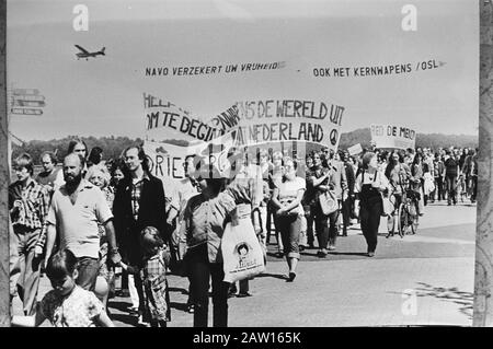 Demonstration in Soesterberg gegen Atomwaffen und Lagerung von Atomwaffen auf dem Flughafen Soesterberg Die staatlichen Banner umfassen alle Atomwaffen der Welt - beginnend mit den Niederlanden. Gegen Demonstration in der Luft: Auf der Spur eines Werbeflugzeugs liest sich NATO versichert Ihre Freiheit - auch mit Atomwaffen Datum: 18. Mai 1979 Ort: Soesterberg, Utrechter Schlüsselwörter: Demonstrationen, Atomwaffen, Werbung, Banner, Flugzeuge Stockfoto