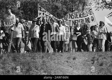 Demonstration in Soesterberg gegen Atomwaffen und Lagerung von Atomwaffen auf dem Flughafen Soesterberg Welt der Banner Stände einschließlich Hilfe für Atomwaffen - Start in den Niederlanden Datum: 18. Mai 1979 Ort: Soesterberg, Utrechter Schlüsselwörter: Demonstrationen, Atomwaffen, Banner Stockfoto