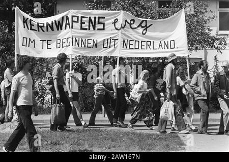 Demonstration in Soesterberg gegen Atomwaffen und Lagerung von Atomwaffen auf dem Flughafen Soesterberg Die Banner stehen inklusive Atomwaffenweg - ab dem Datum: 18. Mai 1979 Ort: Soesterberg, Utrechter Schlüsselwörter: Demonstrationen, Atomwaffen, Banner Stockfoto