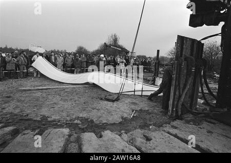 Die ehemalige Deponie in Volgermeerpolder hat ein Experiment zur Platzierung von Ecoschermen begonnen Datum: 14. November 1984 Standort: Amsterdam, Noord-Holland, Volgermeerpolder Schlüsselwörter: Deponien Stockfoto