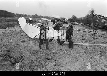 Die ehemalige Deponie in Volgermeerpolder hat ein Experiment zur Platzierung von Ecoschermen begonnen Datum: 14. November 1984 Standort: Amsterdam, Noord-Holland, Volgermeerpolder Schlüsselwörter: Deponien Stockfoto