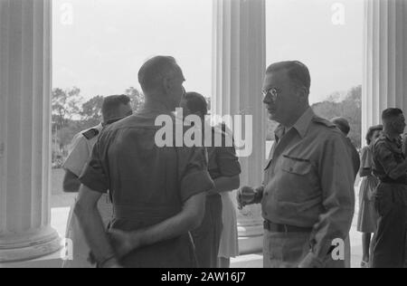 Festlichkeiten beim Transfer und Abzug britischer Truppen aus Indonesien Auf den Stufen des Palastes des Oberstleutnants H.J. Mook. Rechts H.J. Mook (im Gespräch mit General Kengen?) Datum: 22. November 1946 Ort: Batavia, Indonesien, Jakarta, Niederländisch-Ostindien Stockfoto