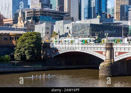 Melbourne yarra River und Stadtzentrum, Tram-Zugkreuzung Princes Bridge, Melbourne, Victoria, Australien Stockfoto