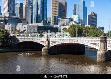 Melbourne Yarra River und Stadtzentrum, Tram Zug über Princes Bridge, Melbourne, Victoria, Australien Stockfoto
