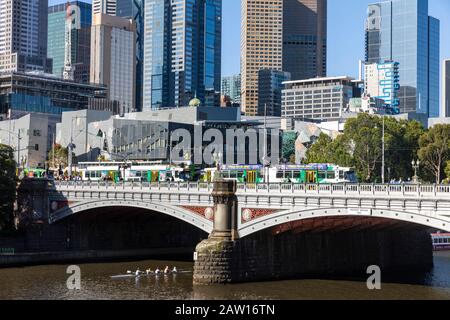 Melbourne yarra River und Stadtzentrum, Tram-Zugkreuzung Princes Bridge, Melbourne, Victoria, Australien Stockfoto