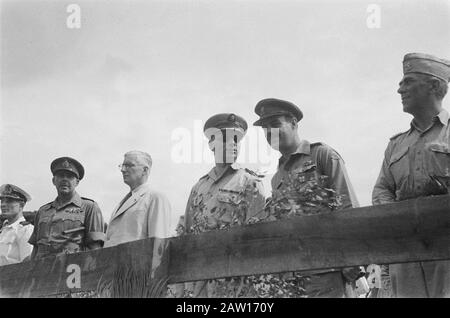 Parade auf dem Platz nördlich nach Batavia anlässlich des Geburtstags von Prinzessin Juliana Auf der Bühne von links nach rechts. Amtierender Kommandant Naval J.J.L. Willinge, amtierender Oberstleutnant N. S. Blom, britischer Oberstleutnant Mansergh, Armeekommandant S. H. Track, Adjutant-Generaloberst C.H.J.F. van Houten, Major General S. de Waal Datum: 30. April 1946 Ort: Batavia, Indonesien, Jakarta, Niederländisch-Ostindien Stockfoto