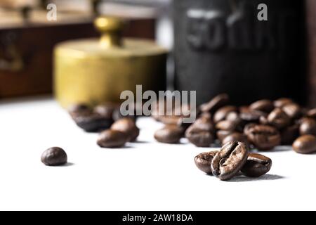 Geröstete Kaffeebohnen auf weißem Hintergrund. Stockfoto