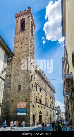 Der Volognana-Turm und der Palazzo del Bargello, das älteste befestigte Mittelaltergebäude in Florenz, sind heute das Nationalmuseum Bargello, Toskana, Italien Stockfoto
