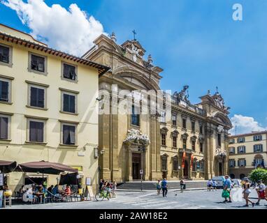 Piazza di San Firenze im Viertel Santa Croce im Zentrum von Florenz mit Blick auf die Fassade des Oratory-Seminars im Stil des Barock aus dem 17. Jahrhundert Stockfoto