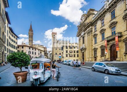 Piazza di San Firenze im Viertel Santa Croce im Zentrum von Florenz mit Blick auf die Fassade des Oratory-Seminars im Stil des Barock aus dem 17. Jahrhundert Stockfoto