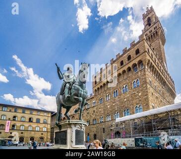 Reiterstandbild von Cosimo I. an der Piazza della Signoria mit Blick auf den Palazzo Vecchio, Florenz, Toskana, Italien Stockfoto