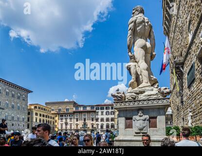 Baccio Bandinellis Skulptur von Herkules und Cacus vor dem Palazzo Vecchio an der Piazza della Signoria, Florenz, Toskana, Italien Stockfoto