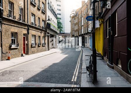 London, Großbritannien - 15. Mai 2019: Leere Straße im Covent Garden Bereich. SunFlare im Hintergrund Stockfoto