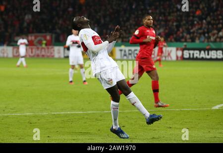 Leverkusen, Deutschland. Februar 2020. Firo: 05.02.2020, Fußball, DFB-Pokal, Runde 16, Saison 2019/2020, Bayer 04 Leverkusen - VfB Stuttgart 2: 1 SILAS Wamangituka, Stuttgart, Austausch weltweite Nutzung Credit: Dpa/Alamy Live News Stockfoto