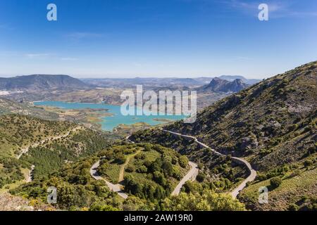 Kurvenreiche Straße und türkisfarbener See im Nationalpark Grazalema, Spanien Stockfoto