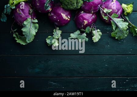 Violetter Kohlrabiakohl. Auf schwarzem Hintergrund. Draufsicht. Freier Speicherplatz für Ihren Text. Stockfoto