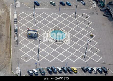 Parkplatz mit Springbrunnen im Zentrum vor dem Bahnhof Sarajevo aus Vogelperspektive.Blick auf die Stadt. Stockfoto