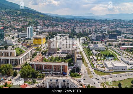 Sarajevo Panoramaaussicht auf die Stadtviertel von Sarajevo und die Berge rund um das Tal des Flusses Miljacka. Vom Avaz Twist Tower aus gesehen. Stockfoto