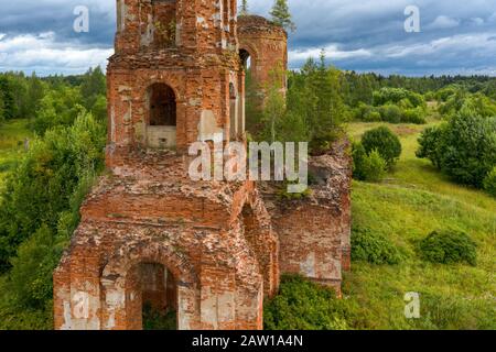 Antenne die zerstörte Kirche von der Kazan Ikone der Mutter Gottes sehen. Dorf Russky Noviki, Novgorod Stockfoto