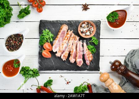 Gegrilltes Steak Mit Gewürzen und Kräutern In Scheiben geschnitten. Draufsicht. Freier Speicherplatz für Ihren Text. Stockfoto