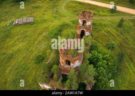 Antenne die zerstörte Kirche von der Kazan Ikone der Mutter Gottes sehen. Dorf Russky Noviki, Novgorod Stockfoto