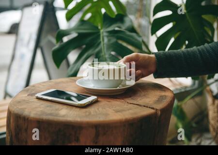 Mädchen Getränke aromatische Frische und gesunde Green Matcha Latte Kaffee in einem Café. Stockfoto