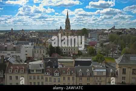 Stadtbild der französischen Stadt Caen mit hohem Turm einer katholischen Kathedrale Stockfoto