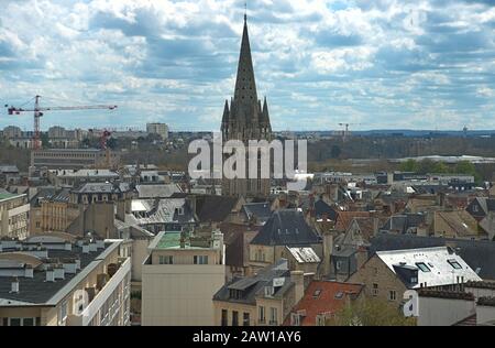 Stadtbild der französischen Stadt Caen mit hohem Turm einer katholischen Kathedrale Stockfoto