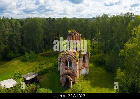 Draufsicht über die zerstörte Iveron-Ikone der Mutter Gottes. Lykoshino-Dorf, Tver-Region, Russland Stockfoto